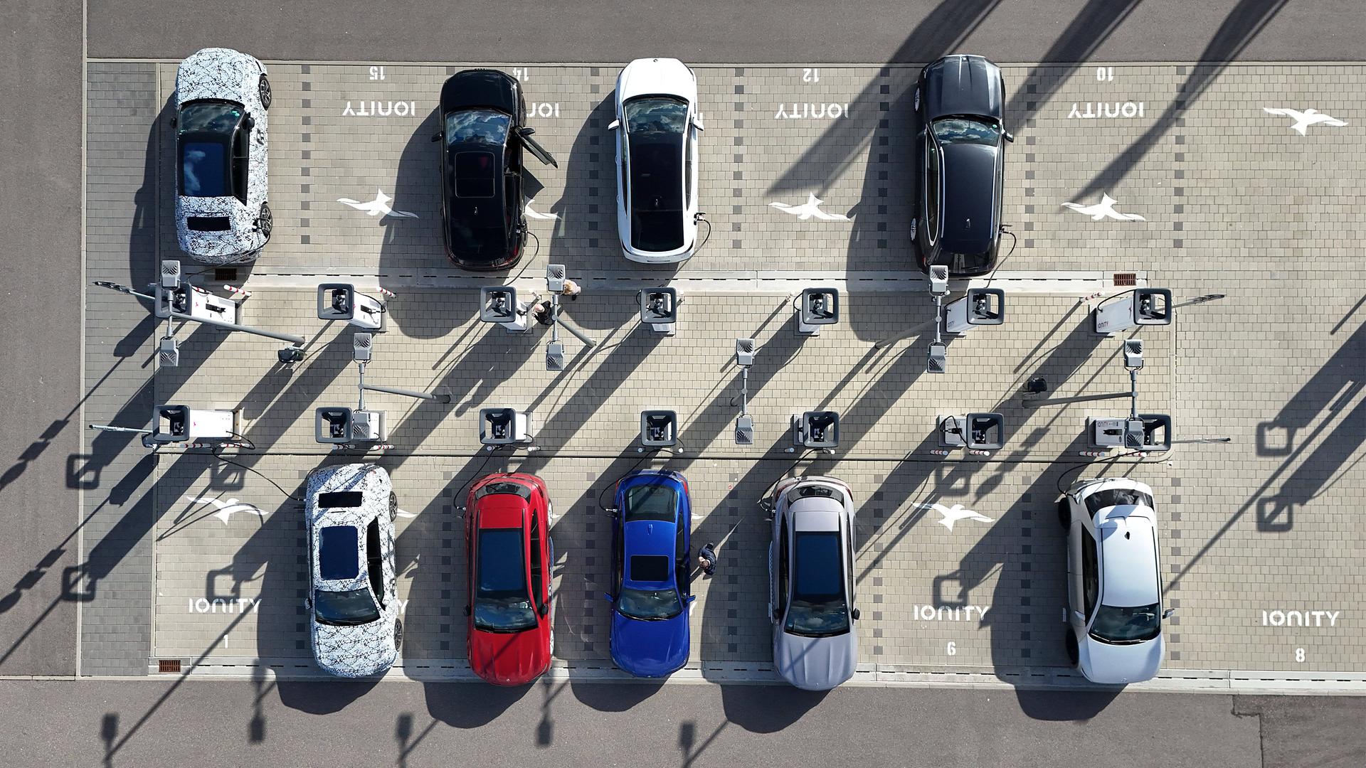 Ladestation für Elektroautos aus der Vogelperspektive.