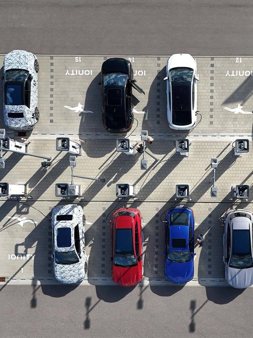 Ladestation für Elektroautos aus der Vogelperspektive. Ladestation für Elektroautos aus der Vogelperspektive.