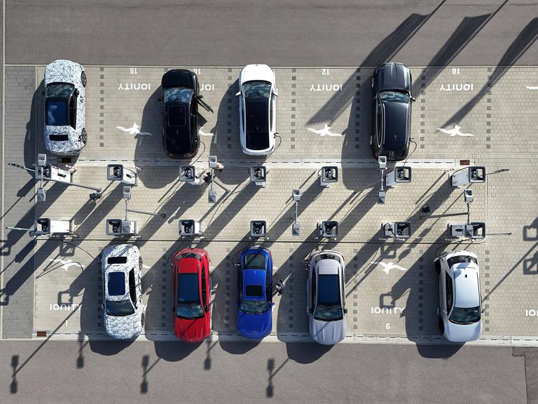 Ladestation für Elektroautos aus der Vogelperspektive. Ladestation für Elektroautos aus der Vogelperspektive.