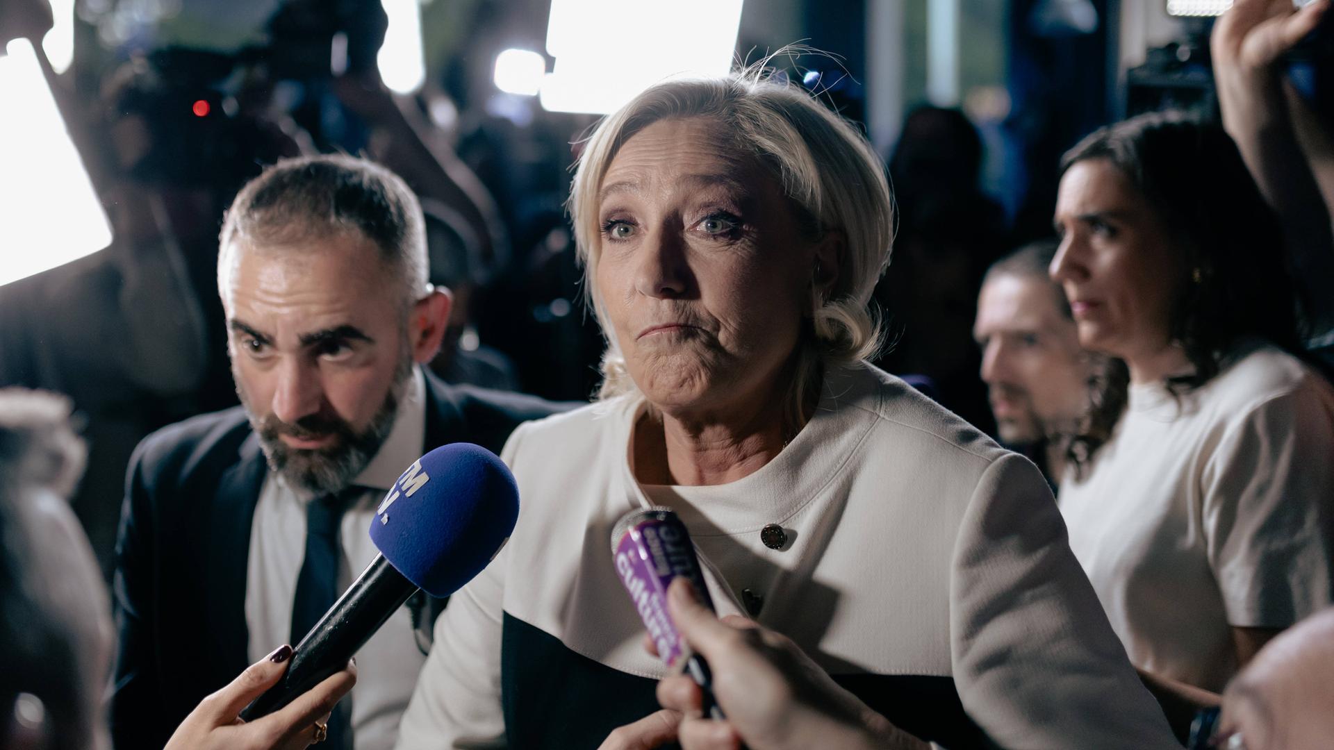 Rechtspopulistin Marine Le Pen spricht nach der Parlamentswahl in Frankreich zur Presse