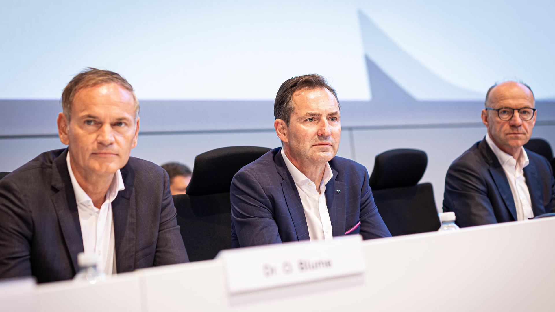 Oliver Blume (l-r), Vorstandsvorsitzender Volkswagen AG und Porsche AG, Thomas Schäfer, Markenvorstand Volkswagen, und Arno Antlitz, Finanzvorstand Volkswagen AG, nehmen an einer Betriebsversammlung in einer Halle im VW-Werk teil. Oliver Blume (l-r), Vorstandsvorsitzender Volkswagen AG und Porsche AG, Thomas Schäfer, Markenvorstand Volkswagen, und Arno Antlitz, Finanzvorstand Volkswagen AG, nehmen an einer Betriebsversammlung in einer Halle im VW-Werk teil.