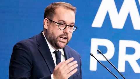 Paul Ronzheimer spricht in ein Mikrofon