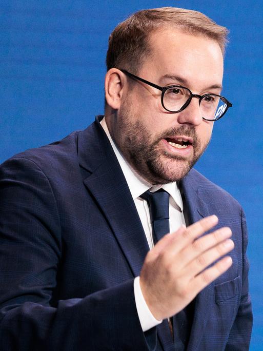 Paul Ronzheimer spricht in ein Mikrofon