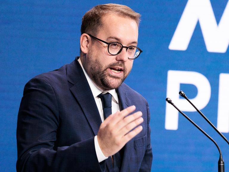 Paul Ronzheimer spricht in ein Mikrofon