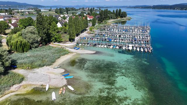 Niedrigwasser: Auf der Insel Reichenau im Bodensee liegen die Boote im Hafen. Niedrigwasser: Auf der Insel Reichenau im Bodensee liegen die Boote im Hafen.