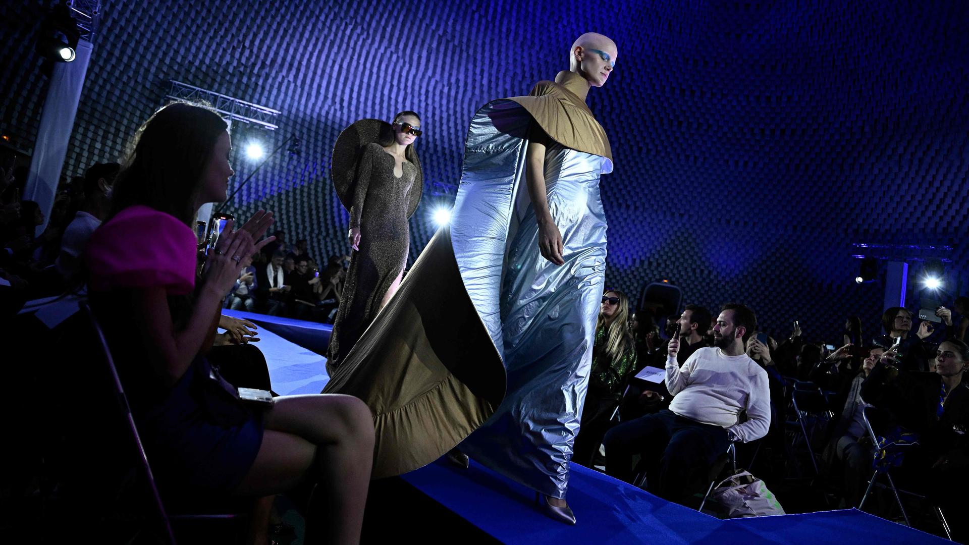 Frankreich, Paris: Models laufen über den Laufsteg der Pierre Cardin Show während der Pariser Fashion Week Womenswear Frühjahr/Sommer 2024.