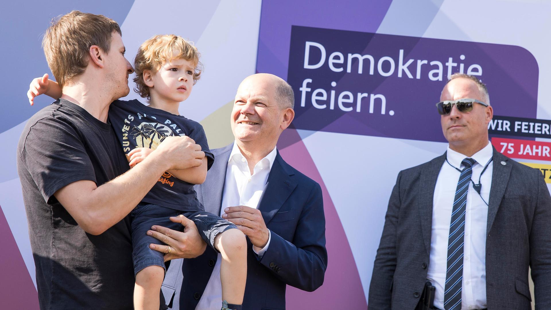 Olaf Scholz (Bundeskanzler, SPD) lässt sich mit Besuchern fotografieren nach einem Rundgang über das Bürgerfest "Demokratie feiern. / Das Grundgesetzt wird 75 - gemeinsam wird's ein Fest", Berlin, 24.05.2024