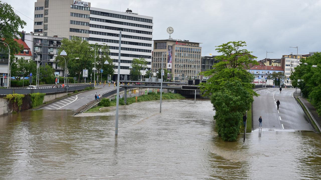 Starkregen sorgt in Saarbrücken in der Saar für Hochwasser am 18.5.2024. Im Stadtgebiet sind die Saaranlagen und die Stadtautobahn überflutet, das Hochwasser wird dabei zum Fotomotiv und zieht Schaulustige an, während in den betroffenen Strassen die Aufräumarbeiten beginnen.