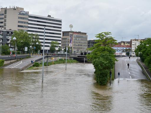 Starkregen sorgt in Saarbrücken in der Saar für Hochwasser am 18.5.2024. Im Stadtgebiet sind die Saaranlagen und die Stadtautobahn überflutet, das Hochwasser wird dabei zum Fotomotiv und zieht Schaulustige an, während in den betroffenen Strassen die Aufräumarbeiten beginnen.