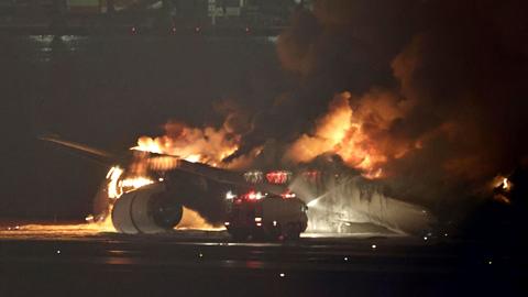 Ein Flugzeug der Japan Airlines brennt auf der Landebahn des Tokioter Flughafens Haneda.