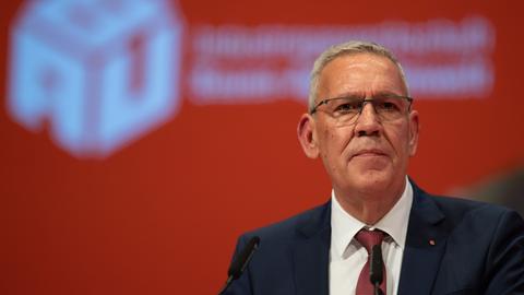 Robert Feiger, Bundesvorsitzender IG BAU, spricht beim 23. ordentlichen Gewerkschaftstag der Industriegewerkschaft Bauen-Agrar-Umwelt.