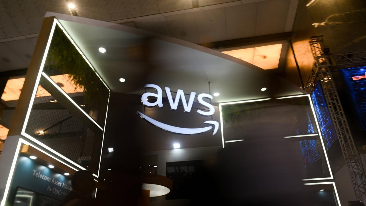 Das Logo AWS, was für Amazon Web Services steht, leuchtet auf einem Messestand
