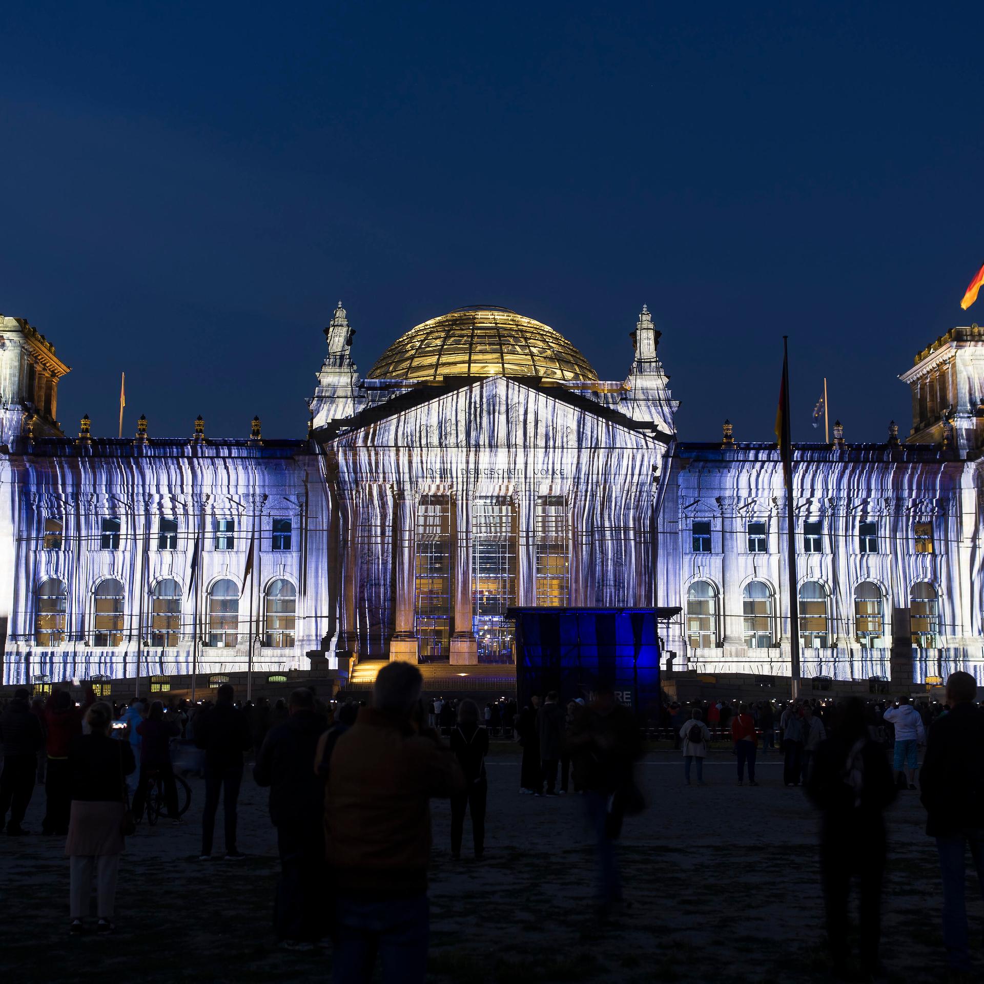 Kunstaktion in Berlin - Lichtprojektion erinnert an Christo-Verhüllung des Reichtstags