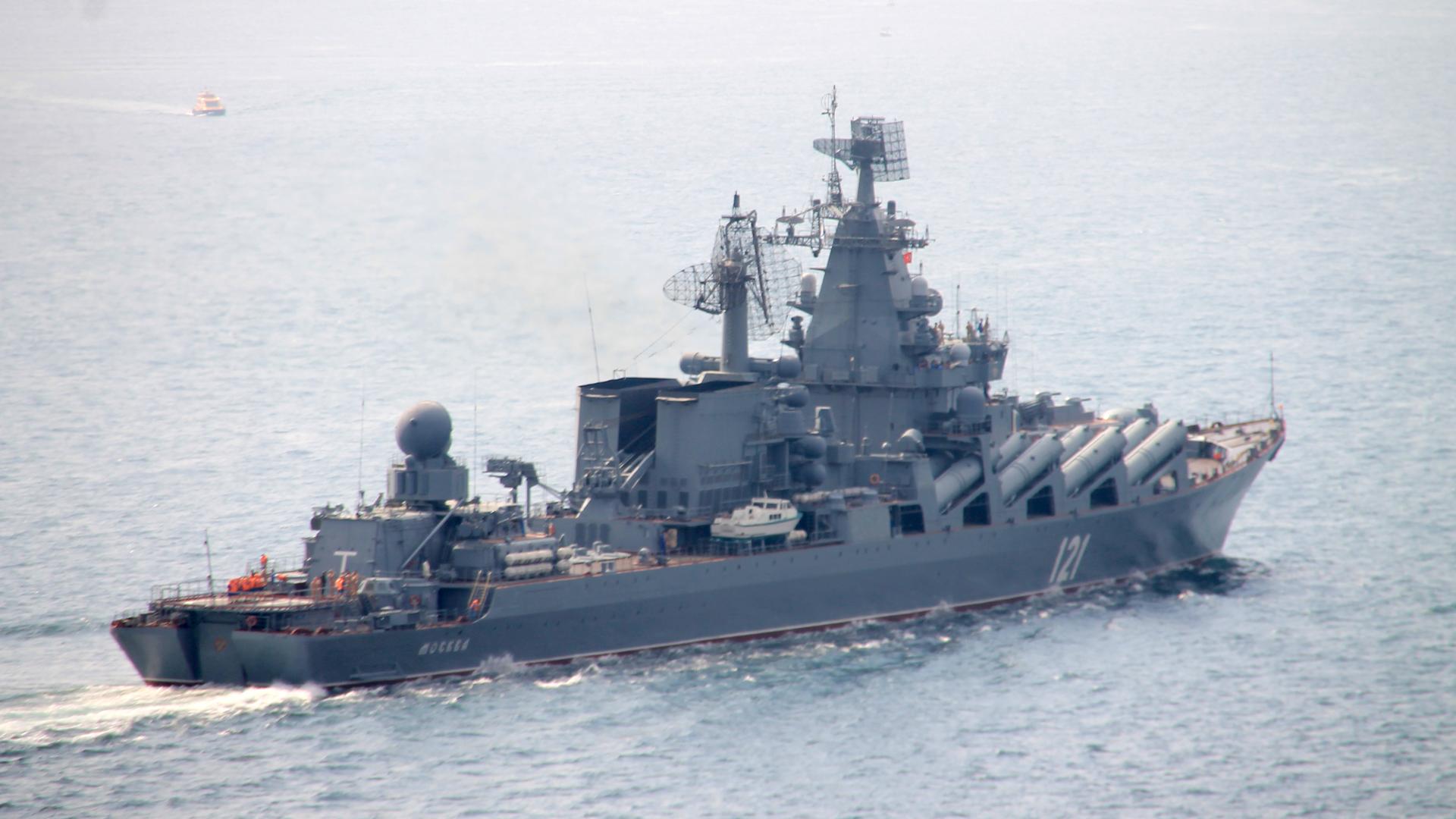 Der russische Lenkwaffenkreuzer "Moskwa" fährt am 07.09.2014 bei Istanbul durch den Bosporus Der russische Lenkwaffenkreuzer "Moskwa" fährt am 07.09.2014 bei Istanbul durch den Bosporus