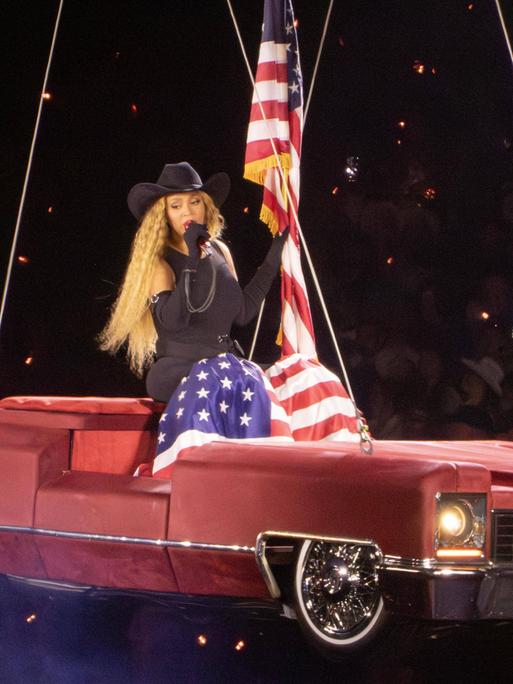 Beyonce startet den britischen Teil ihrer Cowboy-Carter-Tour im Fußball-Stadion von Tottenham Hotspur in London.