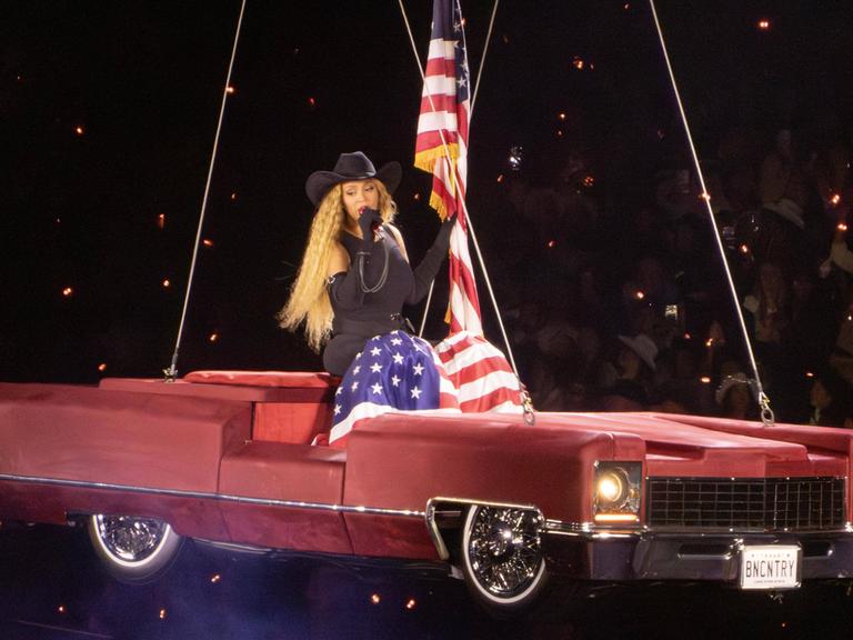Beyonce startet den britischen Teil ihrer Cowboy-Carter-Tour im Fußball-Stadion von Tottenham Hotspur in London.