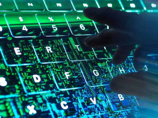 Eine Hand tippt auf einer virtuellen Tastatur. Eine Hand tippt auf einer virtuellen Tastatur.