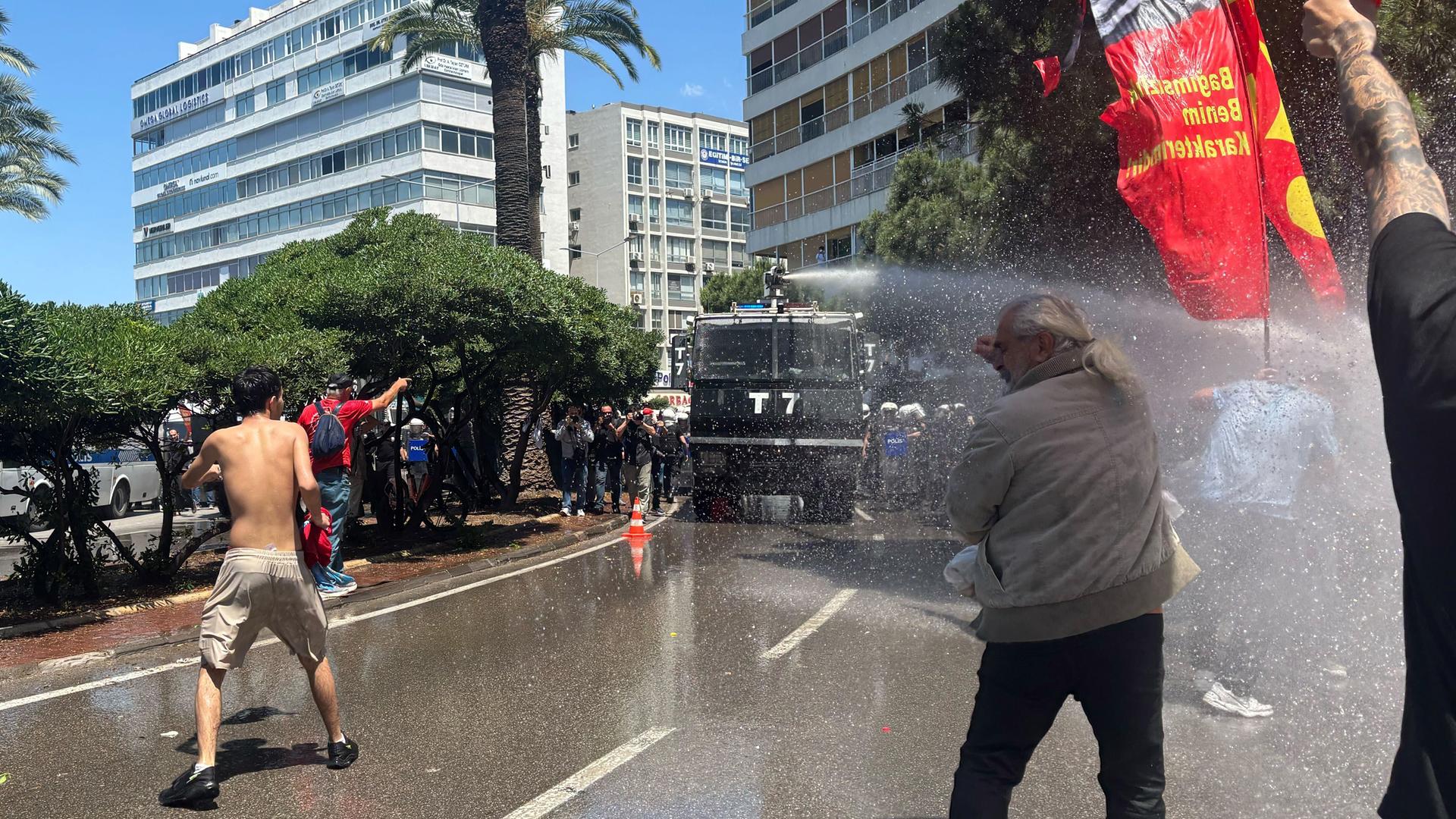 Izmir, Türkei: Die Polizei setzt Wasserwerfer gegen Demonstranten ein. 