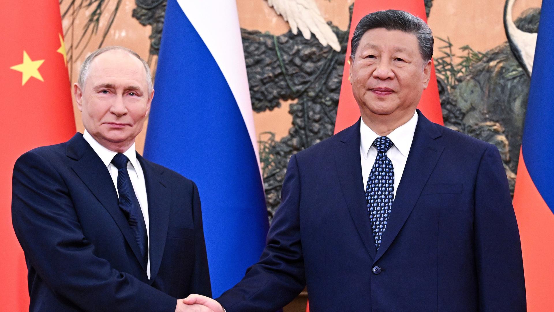 Der russische Präsident Wladimir Putin (links) und der chinesische Präsident Xi Jinping geben sich vor ihrem Treffen in der Großen Halle des Volkes in Peking, China, die Hand. Der russische Präsident Wladimir Putin (links) und der chinesische Präsident Xi Jinping geben sich vor ihrem Treffen in der Großen Halle des Volkes in Peking, China, die Hand.