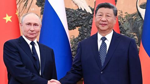 Der russische Präsident Wladimir Putin (links) und der chinesische Präsident Xi Jinping geben sich vor ihrem Treffen in der Großen Halle des Volkes in Peking, China, die Hand.