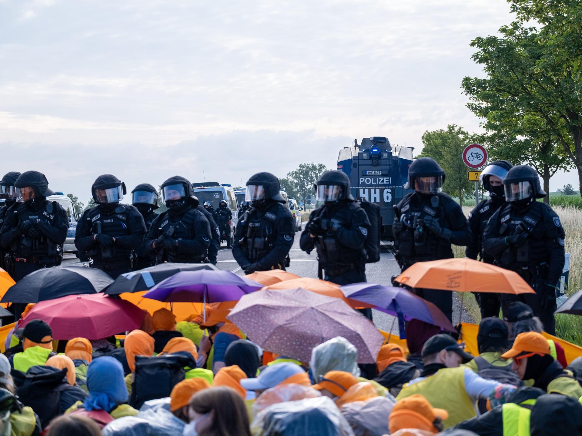 Demonstranten mit bunten Regenschirmen protestieren gegen die AfD in Erfurt. Demonstranten mit bunten Regenschirmen protestieren gegen die AfD in Erfurt.