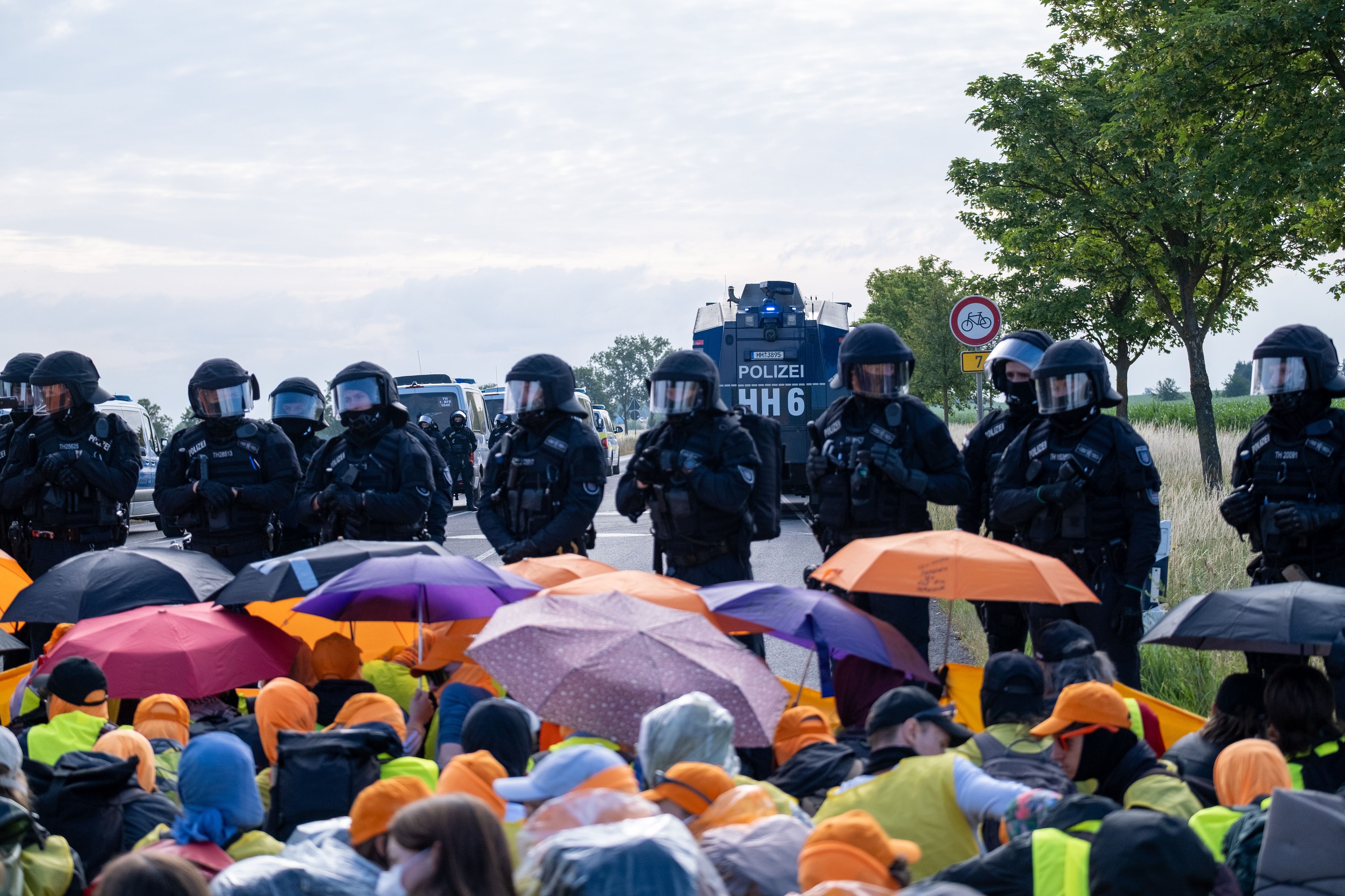 Demonstranten mit bunten Regenschirmen protestieren gegen die AfD in Erfurt.