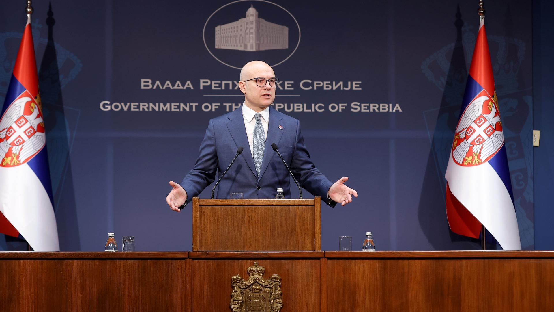 Der serbische Ministerpräsident Milos Vucevic spricht auf einer Pressekonferenz in Belgrad. Der serbische Ministerpräsident Milos Vucevic spricht auf einer Pressekonferenz in Belgrad.
