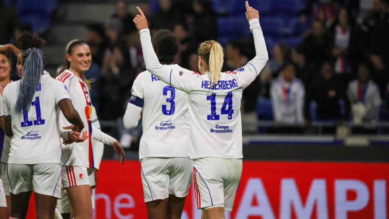 Ada Hegerberg von Olympique Lyon, rechts im Bild, macht das Tor zum 1:0 und jubelt.