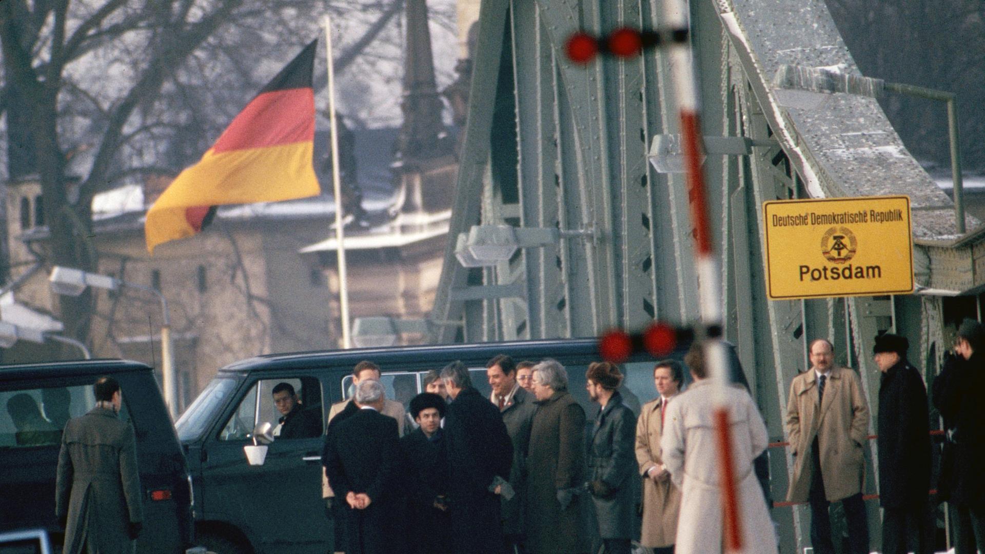 Details werden geklärt vor dem Agentenaustausch auf der Glienicker Brücke über die Havel zwischen Berlin und Potsdam, Deutschland 1986.