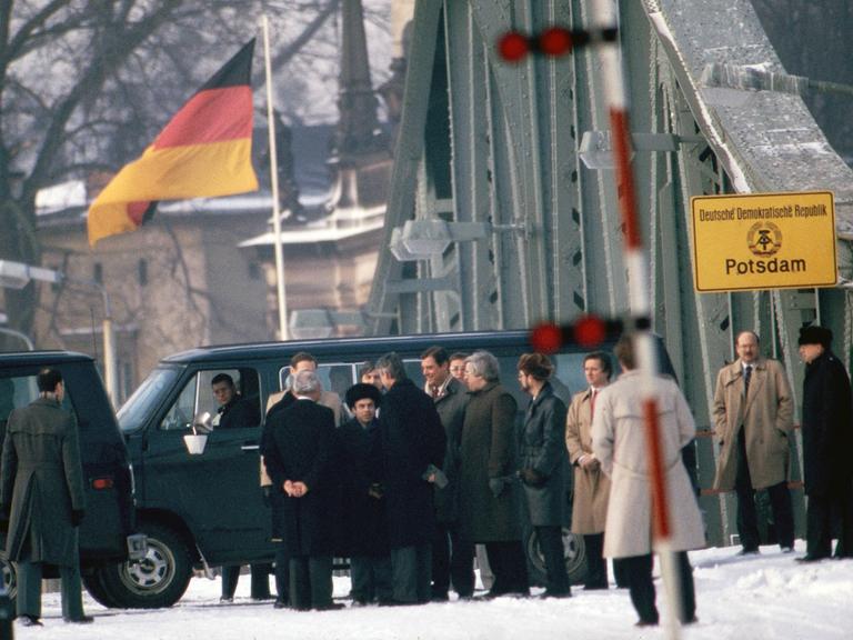 Details werden geklärt vor dem Agentenaustausch auf der Glienicker Brücke über die Havel zwischen Berlin und Potsdam, Deutschland 1986.