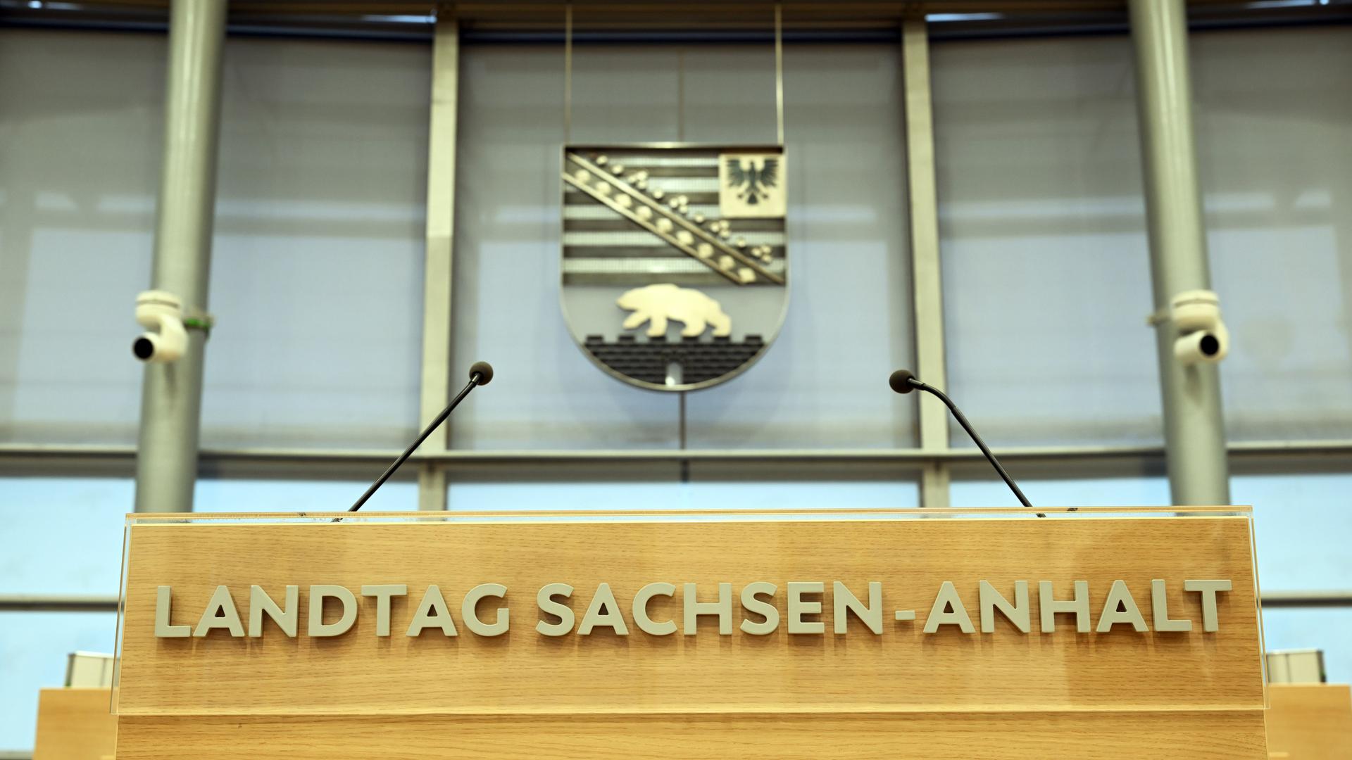 Blick auf das Rednerpult im Plenarsaal des Landtages von Sachsen-Anhalt. Auf der Tagesordnung steht die Wahl eines neuen Ministerpräsidenten.