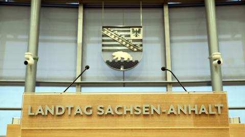 Blick auf das Rednerpult im Plenarsaal des Landtages von Sachsen-Anhalt. Auf der Tagesordnung steht die Wahl eines neuen Ministerpräsidenten.