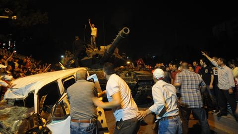 Bürger in Ankara versuchen, einen Panzer zu stoppen.