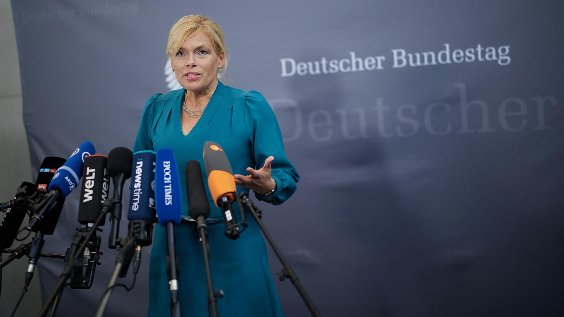 Julia Klöckner (CDU), Bundestagspräsidentin, gibt vor der Konstitutierung der Bundestag-Enquete-Kommission zur Aufarbeitung der Corona-Pandemie im Paul-Löbe-Haus ein Statement ab. Julia Klöckner (CDU), Bundestagspräsidentin, gibt vor der Konstitutierung der Bundestag-Enquete-Kommission zur Aufarbeitung der Corona-Pandemie im Paul-Löbe-Haus ein Statement ab.