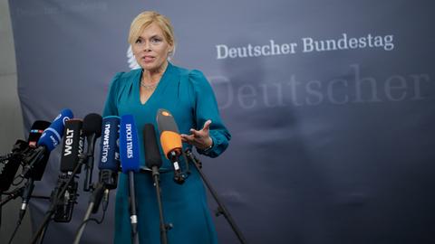 Julia Klöckner (CDU), Bundestagspräsidentin, gibt vor der Konstitutierung der Bundestag-Enquetekommission zur Aufarbeitung der Corona-Pandemie im Paul-Löbe-Haus ein Statement ab.