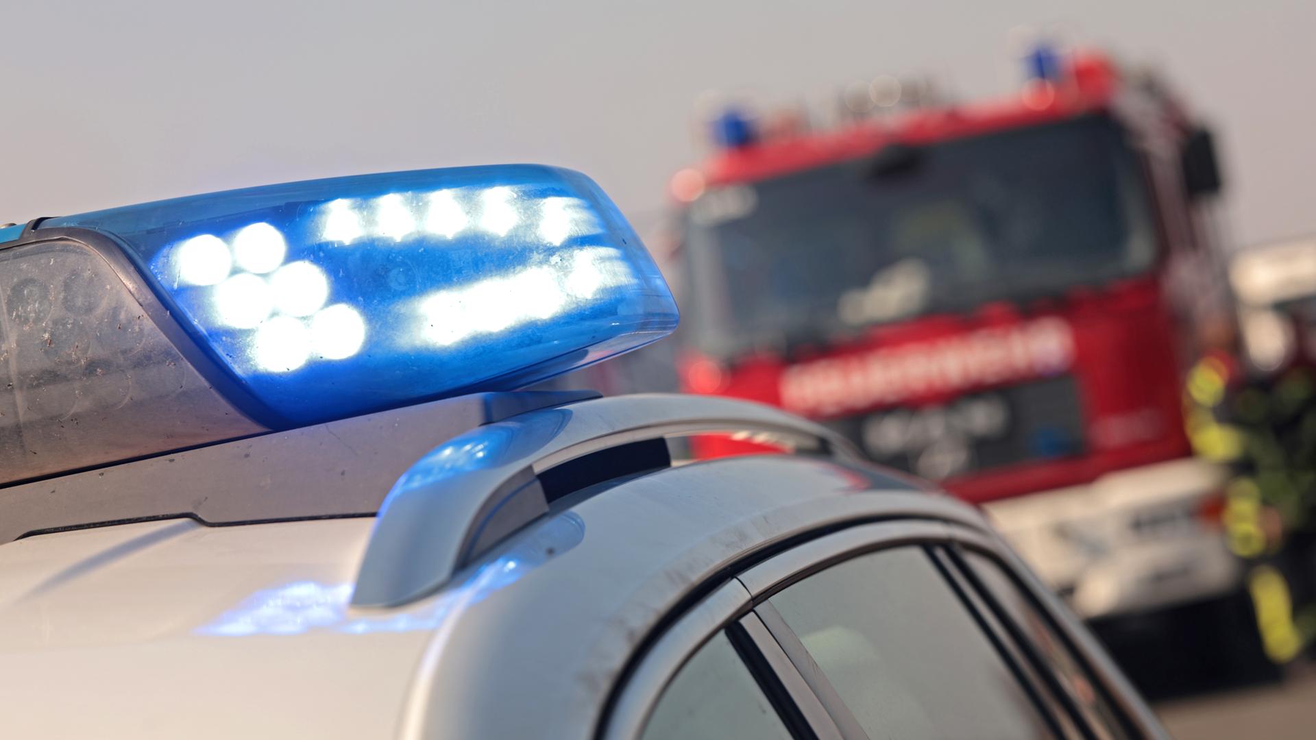 Einsatzkräfte von Feuerwehr und Polizei auf der Autobahn.