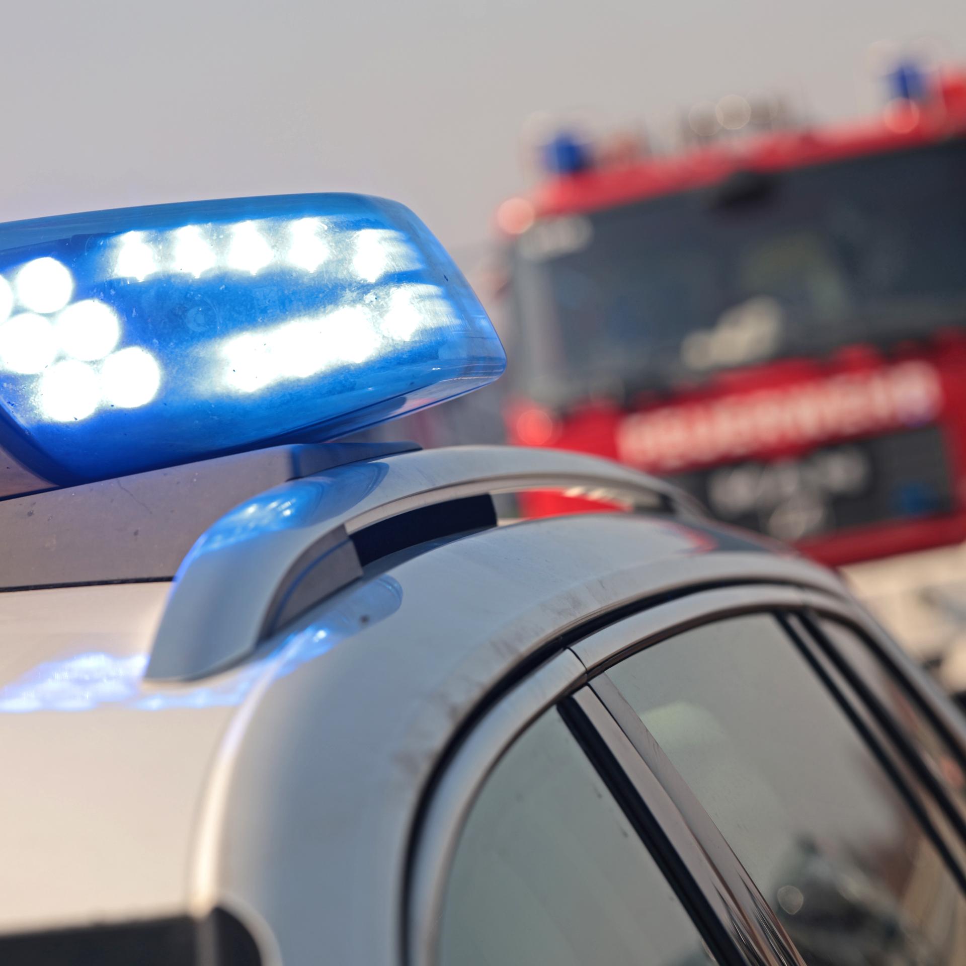Einsatzkräfte von Feuerwehr und Polizei auf der Autobahn.