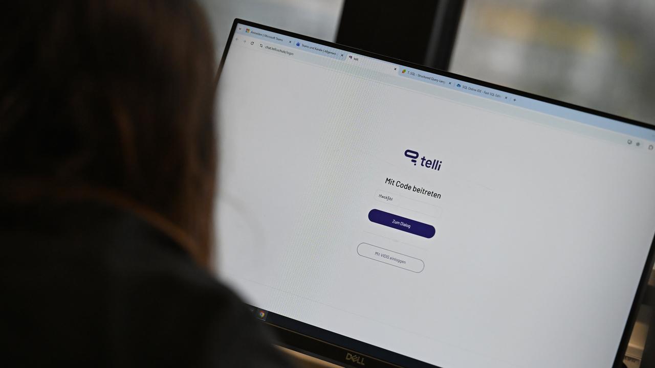 Eine Schülerin nutzt Künstliche Intelligenz (KI) im Unterricht und schaut auf einen Bildschirm mit dem Eingangsportal zum KI-Chatbot "Telli".
