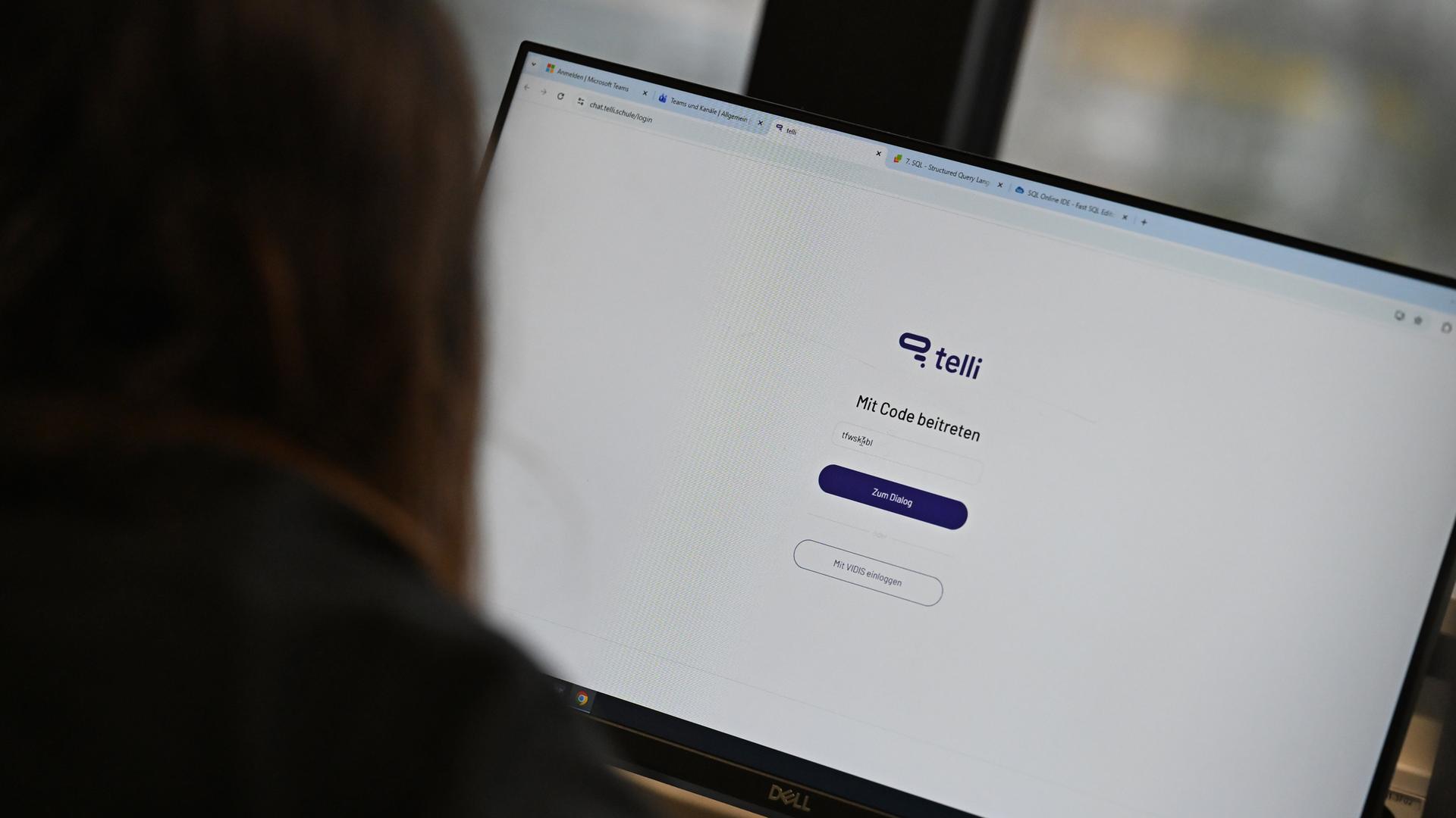 Eine Schülerin nutzt Künstliche Intelligenz (KI) im Unterricht und schaut auf einen Bildschirm mit dem Eingangsportal zum KI-Chatbot "Telli".