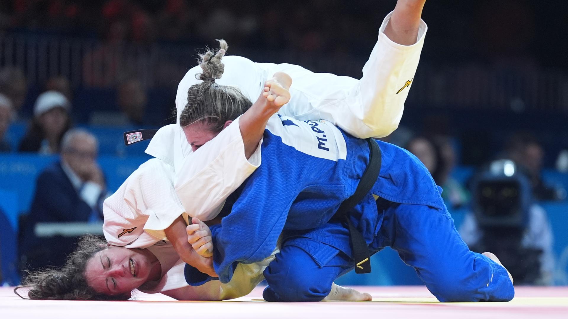 Olympia, Paris 2024, Judo, Frauen bis 70 kg, Champ-de-Mars-Arena, Semifinale, Miriam Butkereit (l) aus Deutschland kämpft gegen Michaela Polleres aus Österreich. 