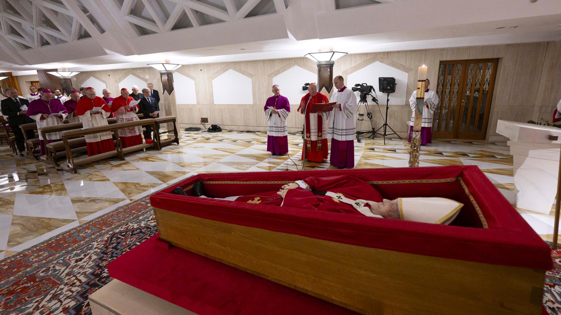 Der Leichnam von Papst Franziskus wird in seiner Privatkapelle im Vatikan aufgebahrt. Der Leichnam von Papst Franziskus wird in seiner Privatkapelle im Vatikan aufgebahrt.