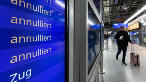 Eine Anzeige in der Abflughalle am Terminal 1 des Flughafen Frankfurt weist mehrere Flüge als annulliert aus.