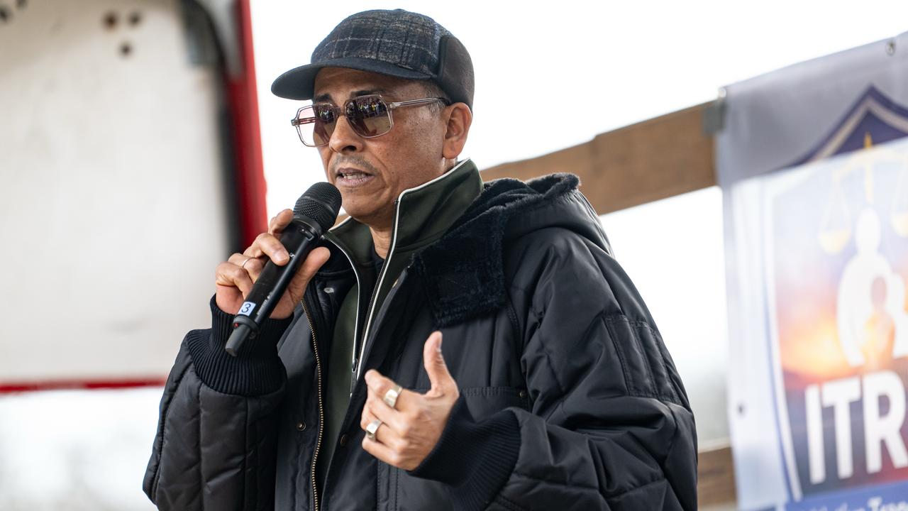 Sänger Xavier Naidoo spricht bei einer Demonstration in Berlin. 
