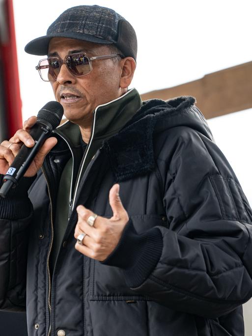Sänger Xavier Naidoo spricht bei einer Demonstration in Berlin. 