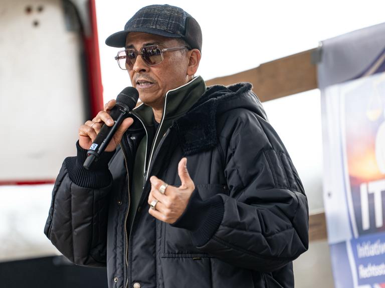Sänger Xavier Naidoo spricht bei einer Demonstration in Berlin. 