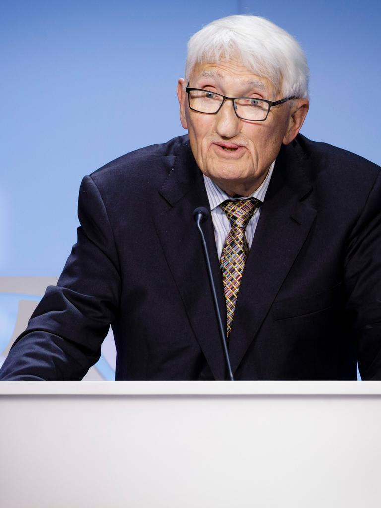 Der Soziologe und Philosoph Jürgen Habermas steht an einem Rednerpult und spricht zum Publikum.