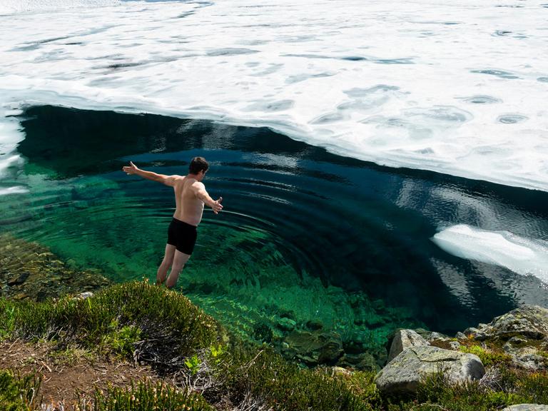 Ein Mann springt ins kalte Wasser