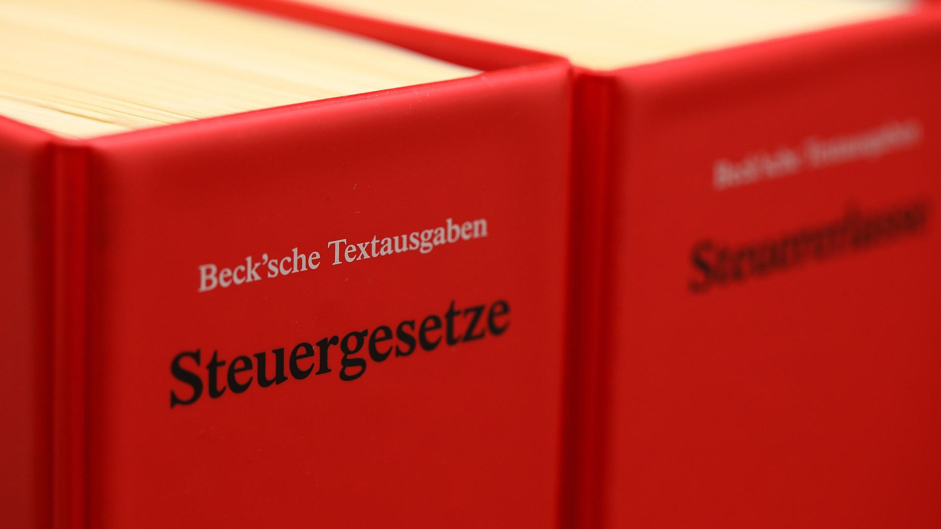 Steuergesetz-Bücher stehen in einem Regal