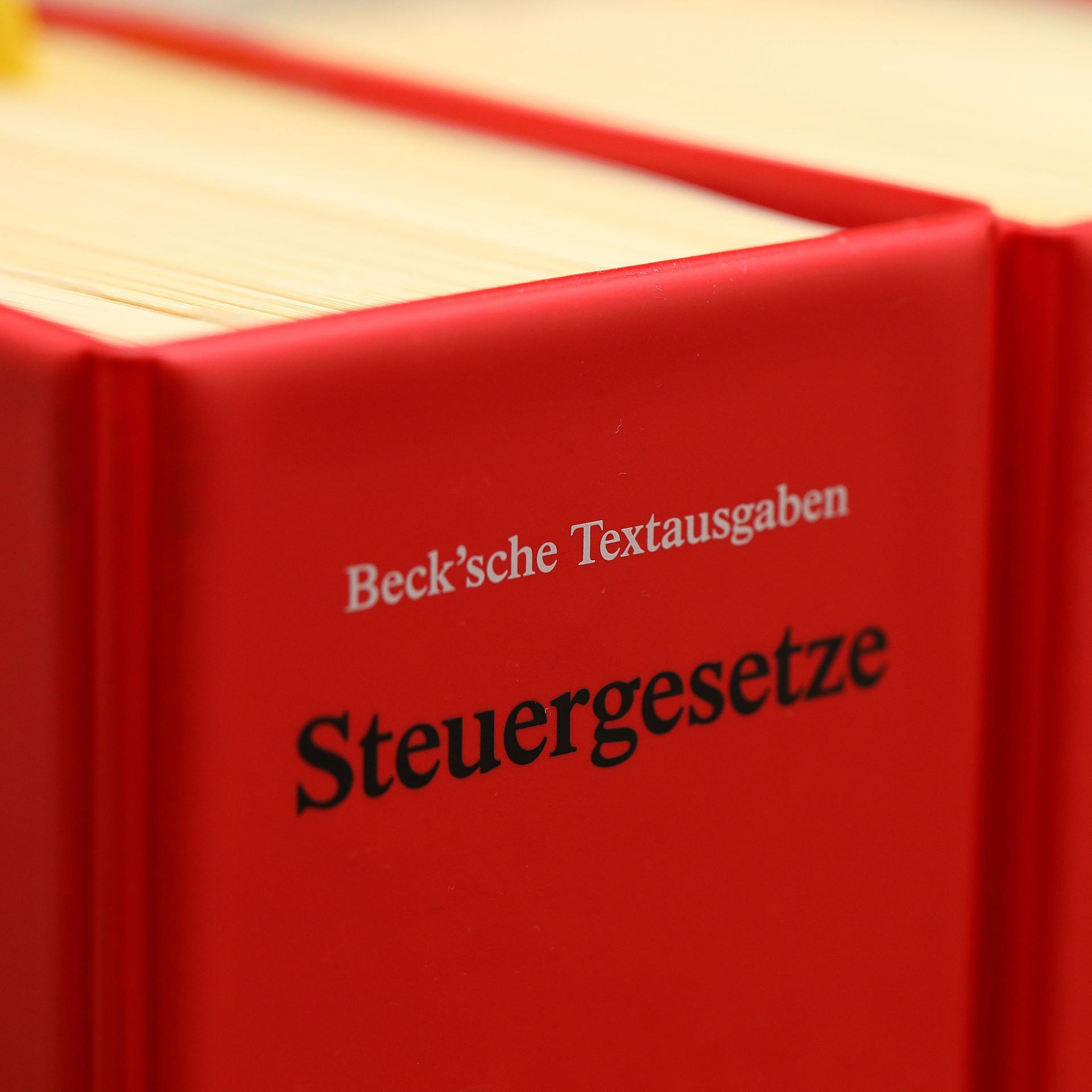 Steuergesetz-Bücher stehen in einem Regal
