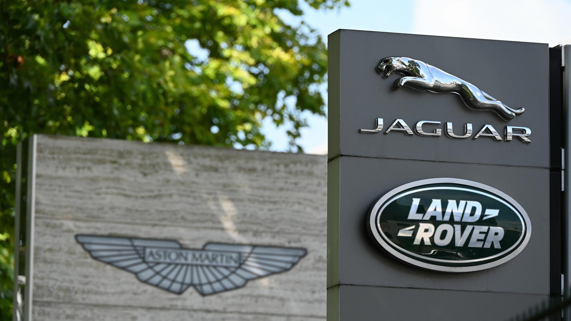 Logo und Schriftzug des britischen Automobilhersteller Jaguar Logo und Schriftzug des britischen Automobilhersteller Jaguar